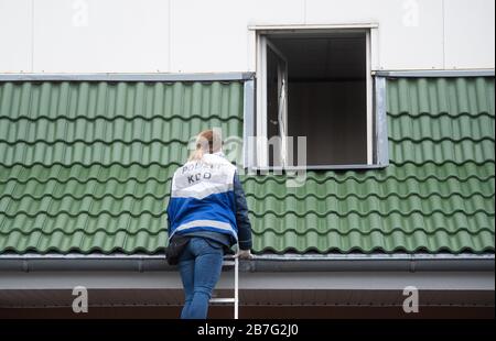 Hanovre, Allemagne. 03ème mars 2020. Margarita Kahlmeyer, inspecteur en chef du département de police de Hanovre (KDD), assure la sécurité des traces après une rodage. Le KDD est responsable de l'enregistrement central des scènes de crime et de la sécurisation des preuves en cas de vols, vols, vols et enquêtes sur la cause de la mort. Crédit: Julian Stratenschulte/dpa/Alay Live News Banque D'Images