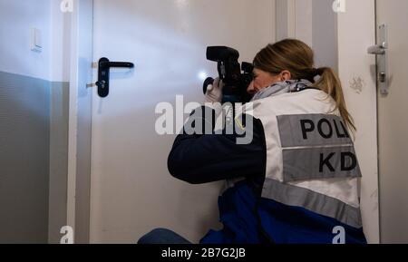 Hanovre, Allemagne. 03ème mars 2020. Margarita Kahlmeyer, Inspecteur en chef du Service permanent d'enquête pénale (KDD) de la police de Hanovre, est en passe d'obtenir des preuves après un rodage. Le KDD est responsable de l'enregistrement central des scènes de crime et de la sécurisation des preuves en cas de vol, vol, vol et enquêtes sur la cause de la mort. Crédit: Julian Stratenschulte/dpa/Alay Live News Banque D'Images