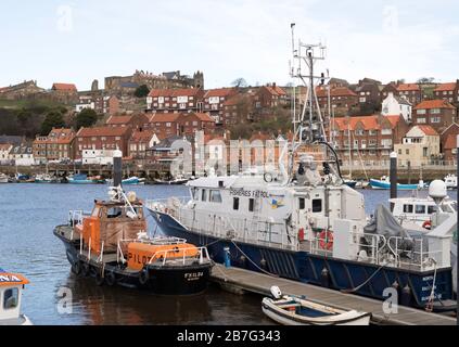 Bateau de patrouille des pêches North Eastern Guardian III et bateau pilote St Hilda amarré dans le port de Whitby, dans le Yorkshire du Nord, en Angleterre, au Royaume-Uni Banque D'Images