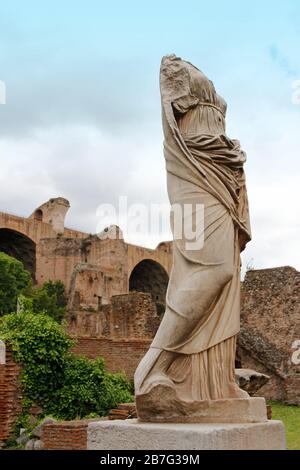 Statue au Temple de Vesta et à la Maison de la Vierge Vestale au Forum romain, Rome, Italie Banque D'Images