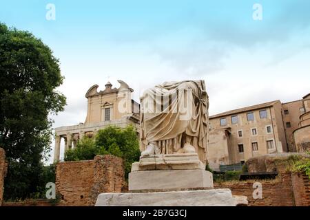 Statue avec demi-corps au Temple de Vesta et la Maison de la Vierge Vestale au Forum romain, Rome, Italie Banque D'Images