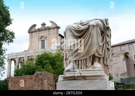 Statue avec demi-corps au Temple de Vesta et la Maison de la Vierge Vestale au Forum romain, Rome, Italie Banque D'Images