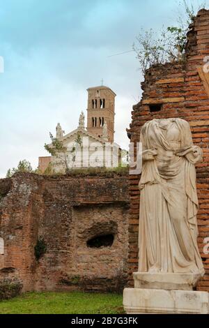 Statue au Temple de Vesta et à la Maison de la Vierge Vestale au Forum romain, Rome, Italie Banque D'Images