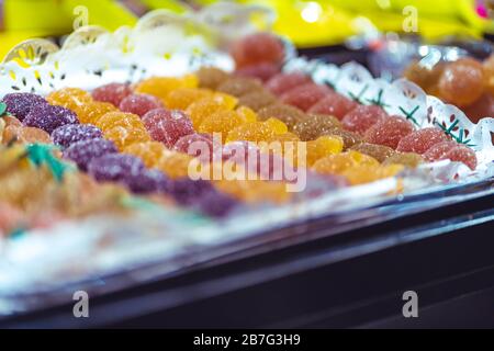 les bonbons en gelée sont disposés sur un plateau et sont éclairés Banque D'Images