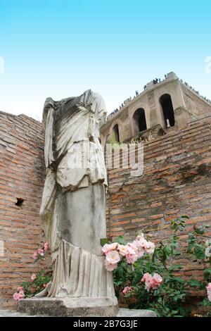 Statue au Temple de Vesta et à la Maison de la Vierge Vestale au Forum romain, Rome, Italie Banque D'Images