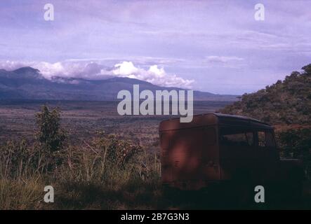 Véhicule d'aventure terrestre de type Landrover à Rift Valley, Afrique de l'est dans les années 1960 Banque D'Images