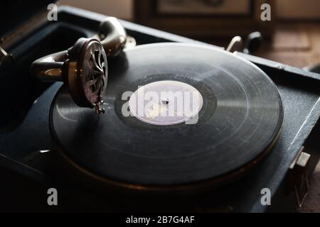 Vintage vinyle record jouant sur une vieille photo noir grungy Banque D'Images