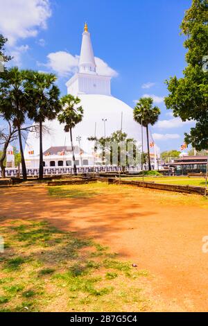 Sri Lanka Triangle culturel Ceylan Anuradhapura Mahaseya Ruwanwelisaya Dagoba stupa pagode complexe construit Roi Dutugemunu 140 BC Mahathupa bouddhiste Banque D'Images