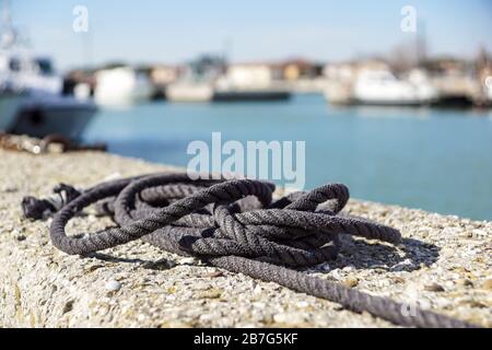 Une corde de voile blanche sur un quai Banque D'Images