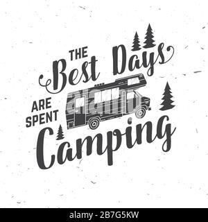 Les meilleurs jours sont consacrés au camping. Illustration vectorielle. Concept pour chemise, logo, imprimé, timbre ou tee-shirt. Design typographique vintage avec bande-annonce de camping et silhouette de forêt. Devis pour l'aventure en plein air Illustration de Vecteur