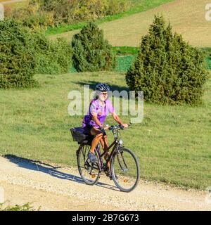 Femme aînée sportive faisant une visite à vélo en Faltime Banque D'Images