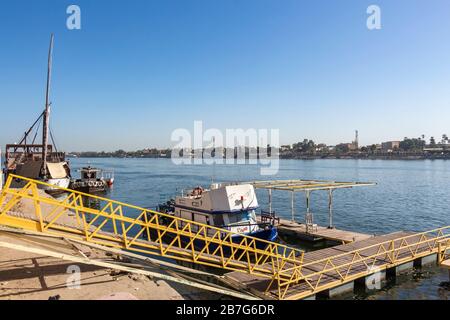 Luxor, Egypte - 26 décembre 2019: Jetée de ferry le long de la rive est du Nil Banque D'Images