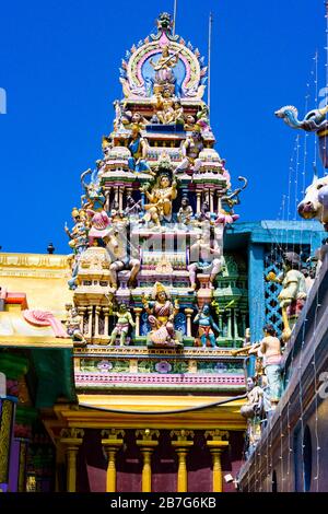 Asie du Sud Sri Lanka Matale Sri Muhumariamman Thevassanam Temple hindou construit 1874 figures colorées ouvragées dieux toit détail tour Banque D'Images