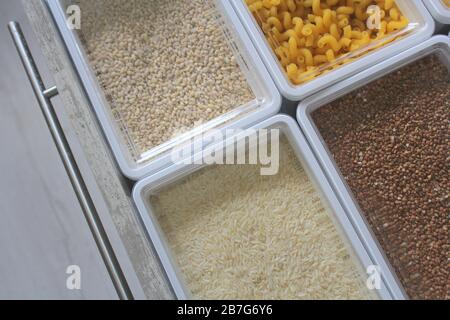 Riz, nouilles, avoine et sarrasin dans une boîte. Fournitures alimentaires . Banque D'Images