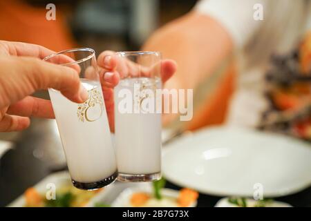 Raki de boisson alcoolisée turque traditionnelle Banque D'Images