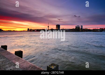 Rotterdam - 12 février 2019: Rotterdam, Pays-Bas la tour Euromast Rotterdam la nuit .Canal au premier plan au coucher du soleil. Rotterdam, le Banque D'Images