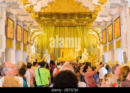 Sri Lanka Kandy Sinhala capitale ancienne Temple Sri Dalada Maligawa du bouddhisme bouddhiste Rélique à dent sacrée temple de statue dorée de Bouddha intérieur Banque D'Images