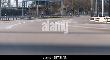 Weil am Rhein, Allemagne. 16 mars 2020. L'autoroute de la Suisse en direction de l'Allemagne est vide au passage frontalier de l'A5. Dans la crise du coronavirus, l'Allemagne introduira lundi des contrôles globaux et des interdictions d'entrée à ses frontières avec la Suisse. Crédit: Patrick Seeger/dpa/Alay Live News Banque D'Images