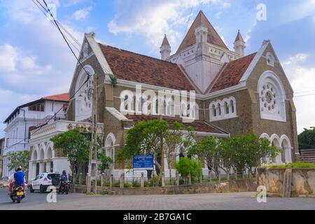 Asie du Sud Sri Lanka fort Galle colonial centre ville vieux port ancien tous Saints Église anglicane Communion rue scène signe cycle de moto de vélo Banque D'Images