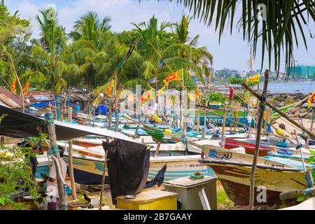 Asie du Sud Sri Lanka fort Galle colonial centre ville vieux port ancien pêche bateaux voile bateaux port plage mer Océan Indien flotteurs filets Banque D'Images