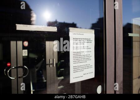 Berlin, Allemagne. 15 mars 2020. A la porte d'un cinéma fermé, il y a une note "selon le décret du 14.03.2020, le Sénat a ordonné que les cinémas de Berlin soient également fermés avec effet immédiat jusqu'au 19.04.2020". En raison du coronavirus, les écoles, les garderies, les pubs, les bars, les clubs et les cinémas ainsi que les installations sportives devront fermer la semaine prochaine. Crédit: Hans-Thomas Frisch/dpa/Alay Live News Banque D'Images