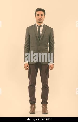 Full body shot of young handsome businessman persan Banque D'Images