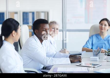 Portrait de jeune médecin afro-américain parlant pendant la conférence médicale et souriant heureux, copier l'espace Banque D'Images