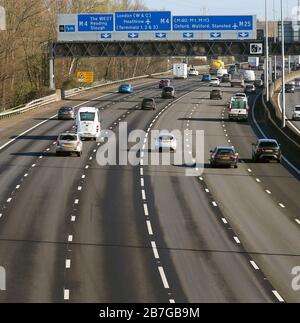 Une autoroute   exceptionnellement calme pendant l'heure de pointe du lundi matin près de l'aéroport d'Heathrow, puisque le nombre de morts de coronavirus au Royaume-Uni est passé à 35 avec un total de 1 372 tests positifs pour le coronavirus au Royaume-Uni à 9:00 le dimanche. Banque D'Images