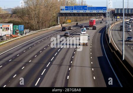 Une autoroute   exceptionnellement calme pendant l'heure de pointe du lundi matin près de l'aéroport d'Heathrow, puisque le nombre de morts de coronavirus au Royaume-Uni est passé à 35 avec un total de 1 372 tests positifs pour le coronavirus au Royaume-Uni à 9:00 le dimanche. Banque D'Images