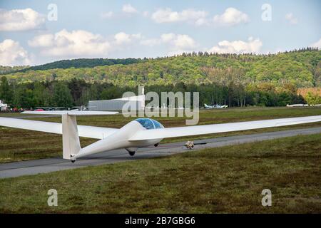 Un planeur qui s'arrête sur l'aérodrome Banque D'Images