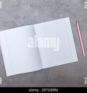 Mise à plat, vue du dessus, l'ordinateur portable, crayon sur un fond texturé gris Banque D'Images