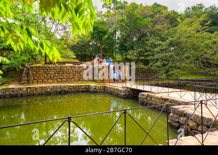 Asie du Sud Sri Lanka Sigiriya Rock Palace Water Garden Moat intérieur des touristes aquatiques Banque D'Images