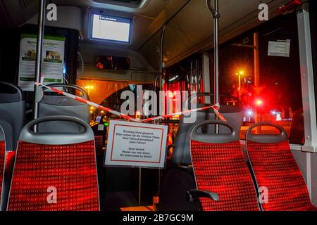 Brunswick, Allemagne. 16 mars 2020. Dans un bus de la ligne 416, un panneau portant l'inscription « entrée à l'avant bloquée » se trouve à côté du conducteur, derrière la zone d'entrée fermée par une bande de signalisation. Veuillez utiliser les portes arrière. Pas de vente de billets au chauffeur ! Porte verrouillée. Veuillez utiliser les portes arrière. Pas de vente de billets par le chauffeur !'. Crédit: Stefan Jaitner/dpa/Alay Live News Banque D'Images