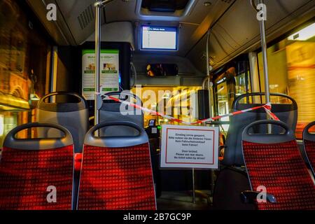 Brunswick, Allemagne. 16 mars 2020. Dans un bus de la ligne 416, un panneau portant l'inscription « entrée à l'avant bloquée » se trouve à côté du conducteur derrière la zone d'entrée qui est fermée par une bande de signalisation. Veuillez utiliser les portes arrière. Pas de vente de billets au chauffeur ! Porte verrouillée. Veuillez utiliser les portes arrière. Pas de vente de billets par le chauffeur !'. Crédit: Stefan Jaitner/dpa/Alay Live News Banque D'Images