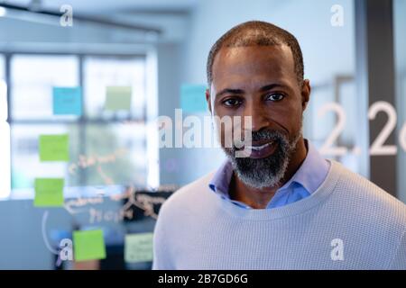 Homme africain américain regardant la caméra Banque D'Images