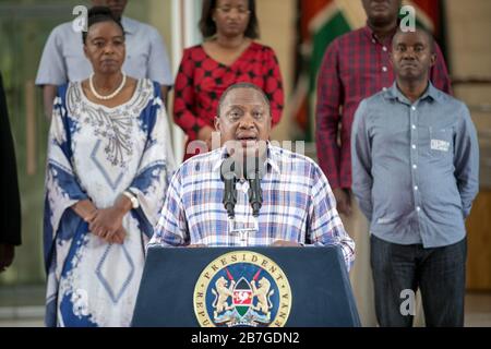 Nairobi. 16 mars 2020. Le président kenyan Uhuru Kenyatta (front) s'adresse à une conférence de presse télévisée à Nairobi, au Kenya, le 15 mars 2020. Le président kenyan Uhuru Kenyatta a annoncé des mesures rigoureuses pour aider à contenir la propagation du coronavirus mortel après deux nouveaux cas confirmés dimanche. L'Afrique subsaharienne a signalé plus de nouveaux cas de coronavirus (COVID-19) dimanche dans le contexte de contre-mesures plus fortes contre la pandémie. Crédit: Xinhua/Alay Live News Banque D'Images