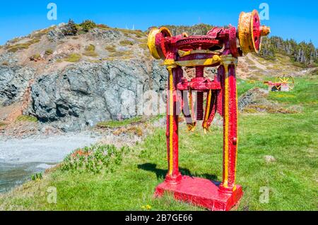 Vieux équipements miniers sur le site de la mine de cuivre de Sleepy Cove sur l'île North Twillingate, Terre-Neuve. Banque D'Images