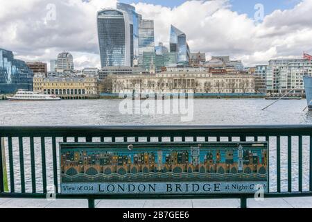 Une mosaïque de mosaïques de Southbank à Hays Galleria montre le vieux pont de Londres la nuit. Banque D'Images