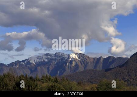 Panorama de Monte Generoso, Suisse, avec nuages et neige sur le dessus Banque D'Images