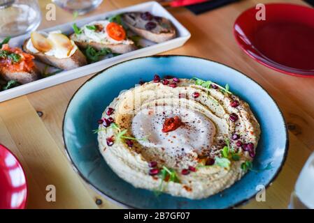 délicieux humus libanais vue rapprochée Banque D'Images