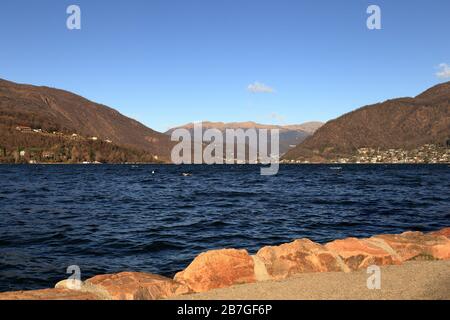 Panorama du lac de Lugano avec montagnes en arrière-plan Banque D'Images