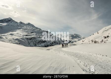 Randonnée en hiver dans les montagnes Banque D'Images