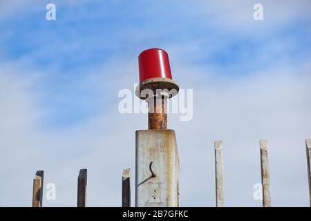 Feu de signalisation rouge sur le toit d'un bâtiment de grande hauteur. FEU DE PROTECTION. Les luminaires fixes sont destinés au marquage de lumière d'objets. Banque D'Images