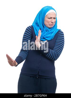 Belle femme musulmane moyenne portant un hijab isolé sur fond blanc expression déguisée, décontente et craintive faisant face à la dégoût réaction Banque D'Images