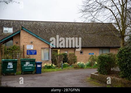 La photo datée du 5 mars montre Waterbeach Surgery près de Cambridge jeudi après-midi qui a été fermé et avoir un nettoyage profond par des femmes de ménage dans des vêtements de protection. Les femmes de ménage dans les vêtements de protection ont été repérées nettoyage d'une chirurgie de doctorÕs à Cambridgeshire aujourd'hui (jeudi). Waterbeach Surgery a été fermé jusqu'au lundi (9 mars) afin qu'il puisse être nettoyé comme une mesure de précaution de Òroutine.Ó un porte-parole du NHS a confirmé que l'opération avait été fermée mais a refusé de commenter si elle était liée au coronavirus. Banque D'Images