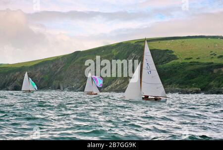 Bateaux à keelboats de classe Troy dans l'estuaire de Fowey, Cornwall, Angleterre, Royaume-Uni: 17 'Pearl', construit en 1949; 25 'Gem', construit en 2006; 27 'Helen', construit en 2008 Banque D'Images