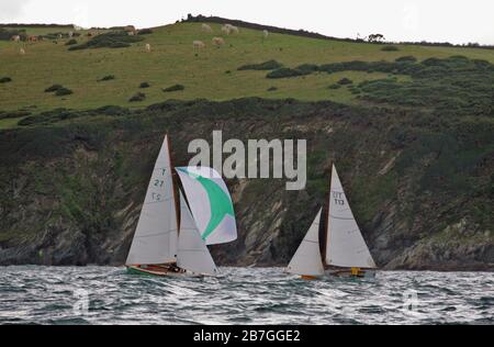 Bateaux à keelboats de classe Troy dans l'estuaire de Fowey, Cornwall: T27 'Helen', construit en 2008 et en descendant sous spinnaker, et T13 'Amber', construit en 1947 Banque D'Images