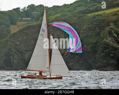 Course en bateau à keelboat de classe Troy dans l'estuaire de Fowey, Cornwall, Angleterre, Royaume-Uni: T25 'Gem', construit en 2006 sous le vent sous le spinnaker Banque D'Images