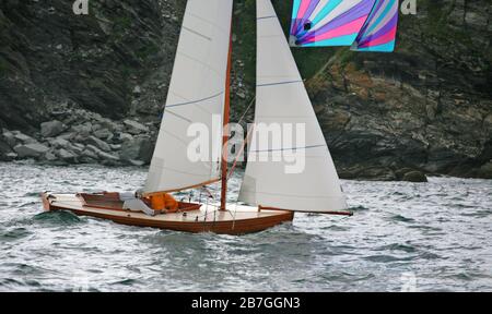 Course en bateau à keelboat de classe Troy dans l'estuaire de Fowey, Cornwall, Angleterre, Royaume-Uni: T25 'Gem', construit en 2006 sous le vent sous le spinnaker Banque D'Images