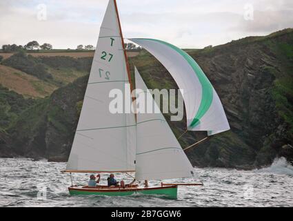 Course en bateau à keelboat de classe Troy dans l'estuaire de Fowey, Cornwall, Royaume-Uni: T27 'Helen' (depuis rebaptisé Black Pearl), construite en 2008, sous le vent sous spinnaker Banque D'Images